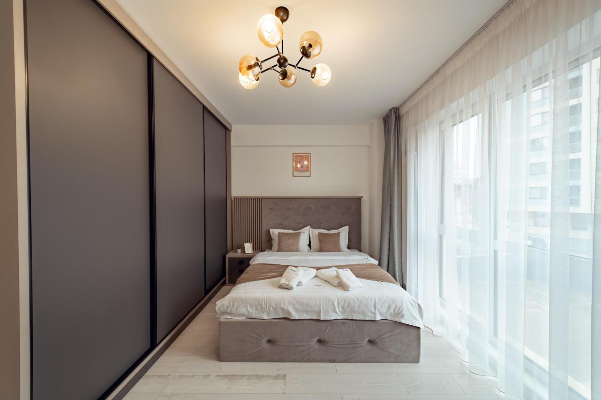 Palace Of Culture Dream Apartments And Studios Яш Екстериор снимка