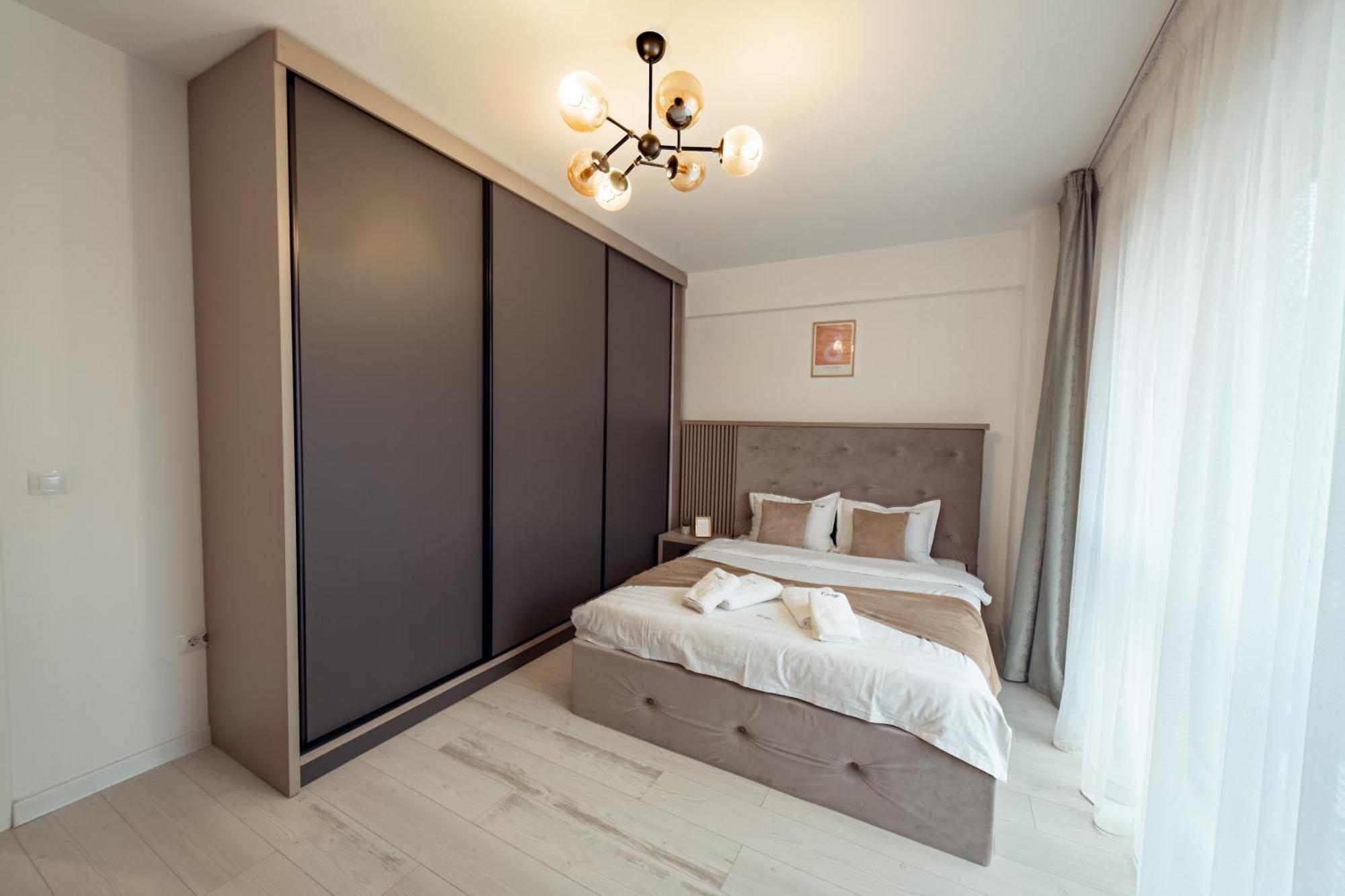 Palace Of Culture Dream Apartments And Studios Яш Екстериор снимка