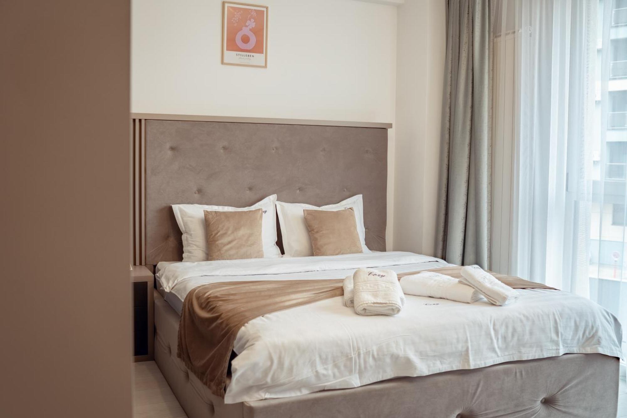 Palace Of Culture Dream Apartments And Studios Яш Екстериор снимка