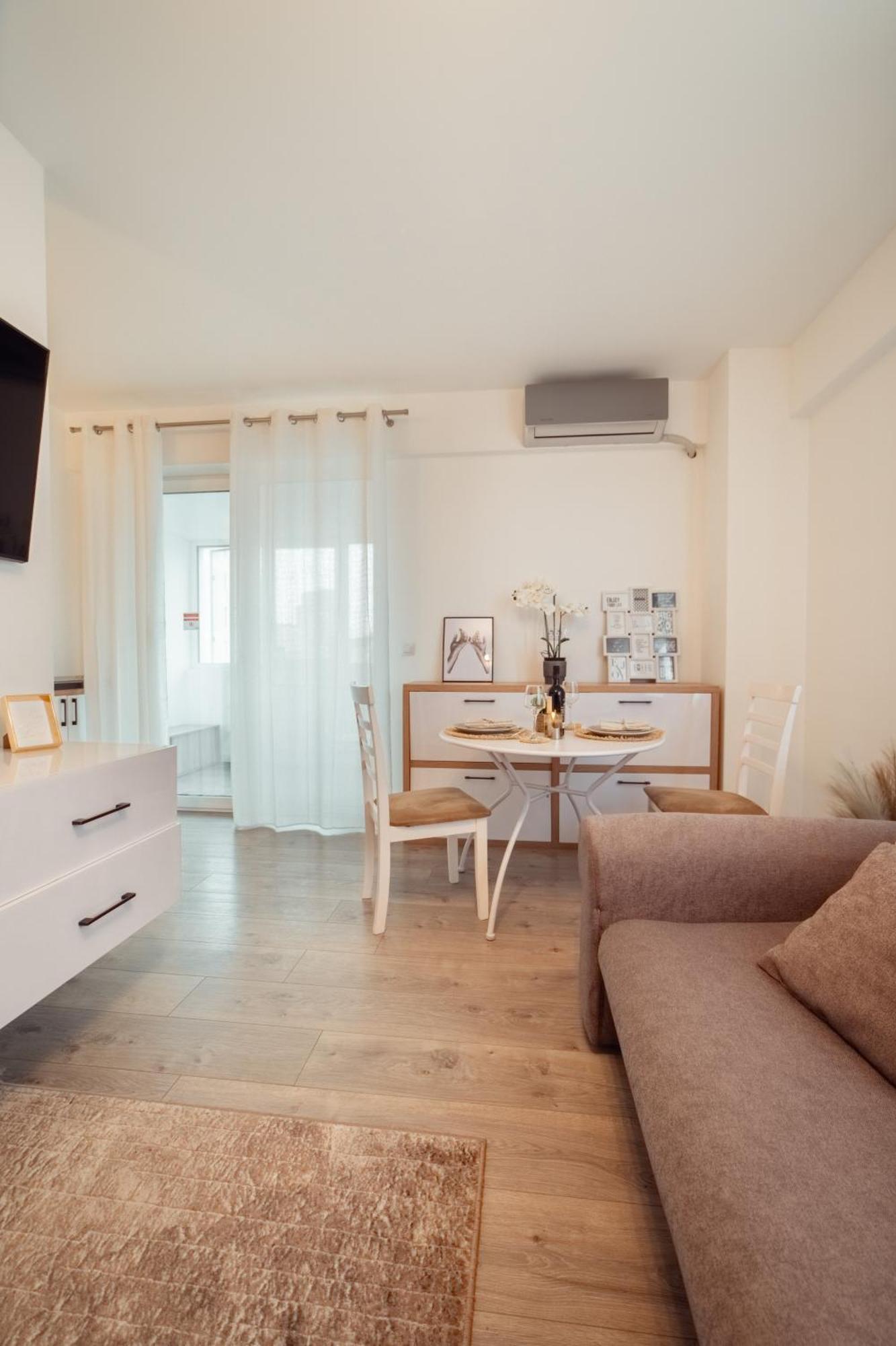 Palace Of Culture Dream Apartments And Studios Яш Екстериор снимка